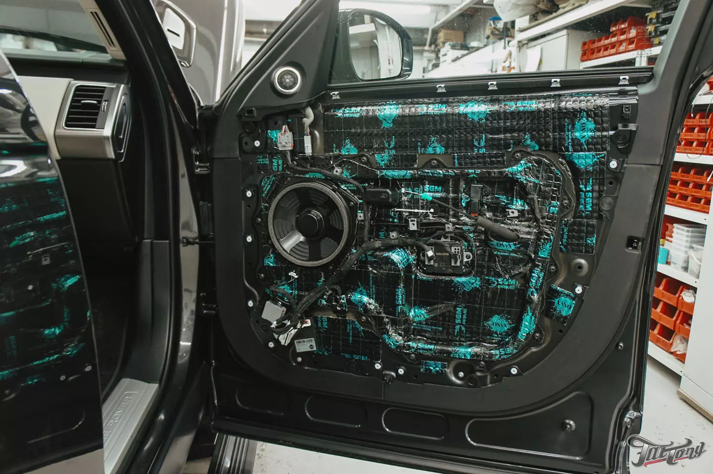 Новый образ Range Rover Sport: оклейка в матовый полиуретан, шумоизоляция дверей, выдвижные пороги. Сравним матовый и глянцевый автомобили!